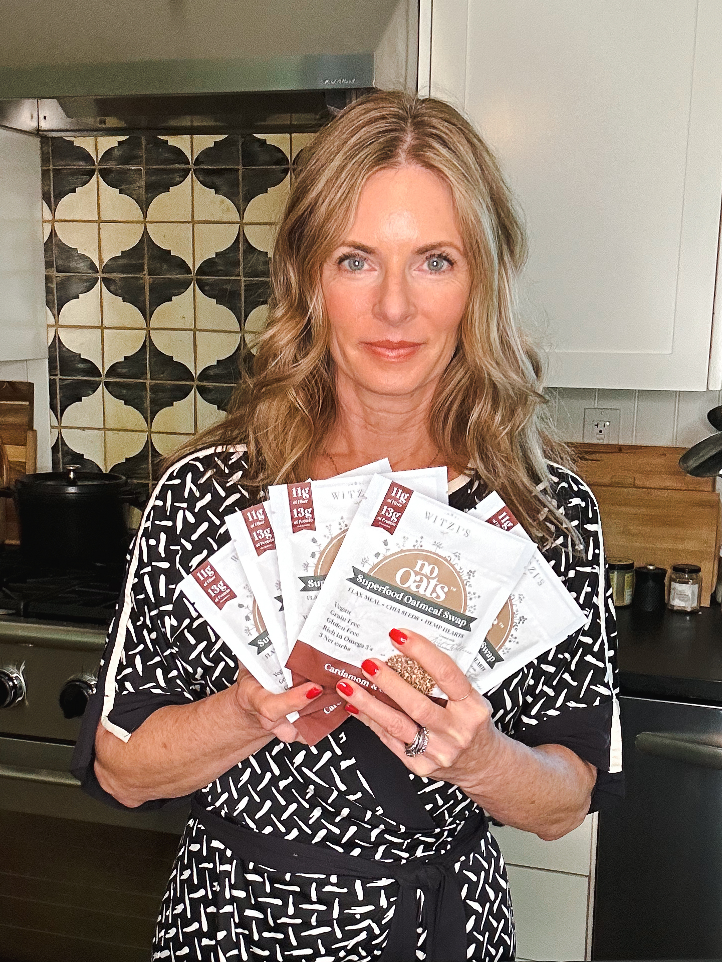 Beth Bollinger of Nest Wellness holding 6 packets of No Oats oatmeal swap